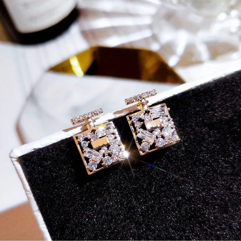 Bottle shaped stud earrings (Gold tone)